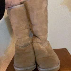 Size W 7 tan tall boots from Ugg’s